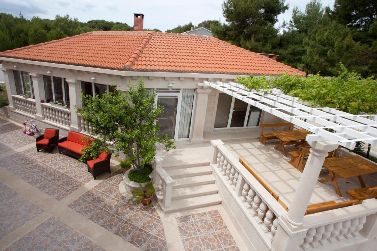 Apartments Barba Petra Dvori Sumartin Exterior photo