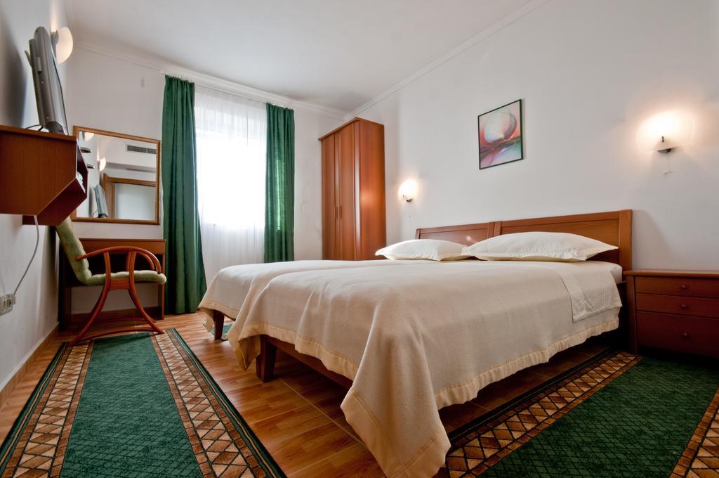 Apartments Barba Petra Dvori Sumartin Exterior photo