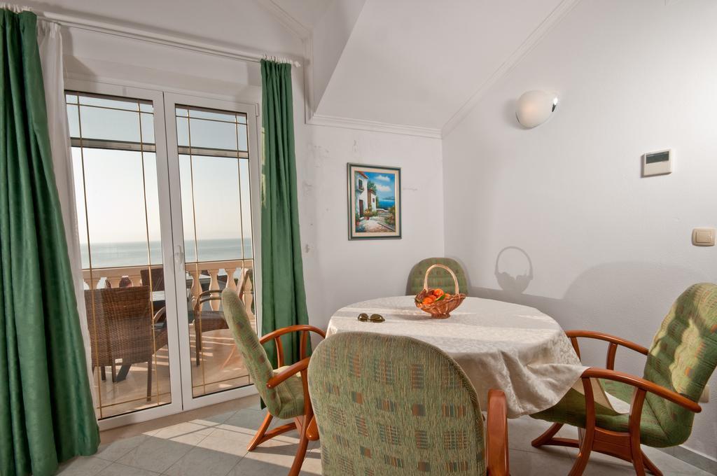 Apartments Barba Petra Dvori Sumartin Exterior photo