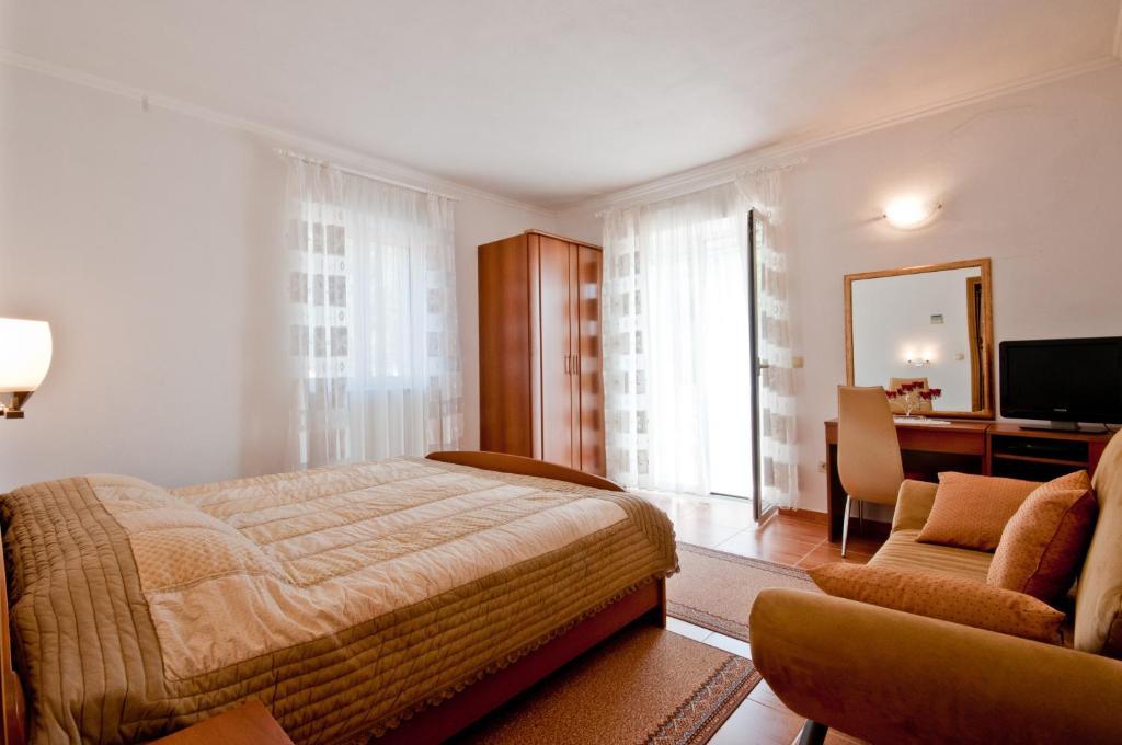 Apartments Barba Petra Dvori Sumartin Room photo